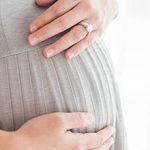 Белые хлопья в моче во время беременности: причины, чем это опасно и что делать