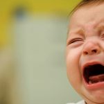 Если новорожденный плачет перед мочеиспусканием: причины и что делать